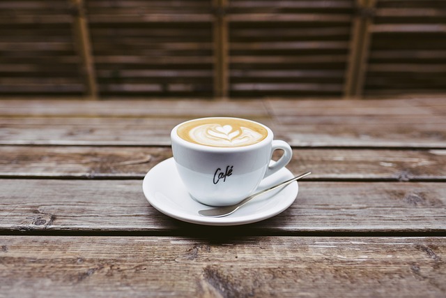 Kaffekunst for begyndere: Sådan laver du flotte mønstre i din latte